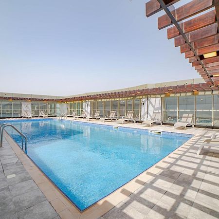 Platinum Coast Hotel Apartments Fujairah Eksteriør billede Swimming pool at the hotel