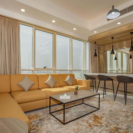 Platinum Coast Hotel Apartments Fujairah Værelse billede A living room in a suite at the hotel