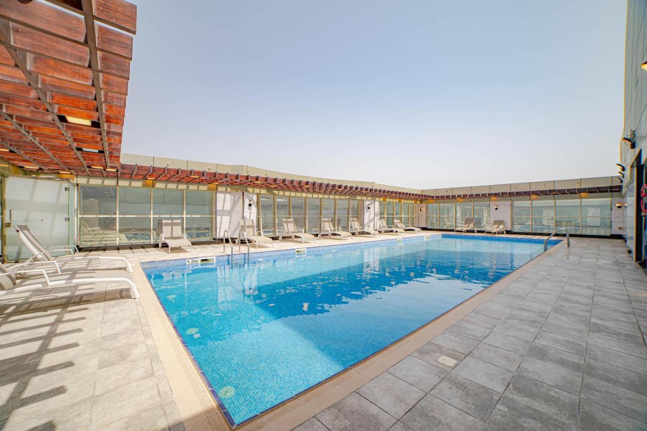 Platinum Coast Hotel Apartments Fujairah Eksteriør billede The swimming pool at the hotel