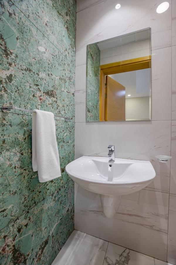 Platinum Coast Hotel Apartments Fujairah Eksteriør billede Bathroom