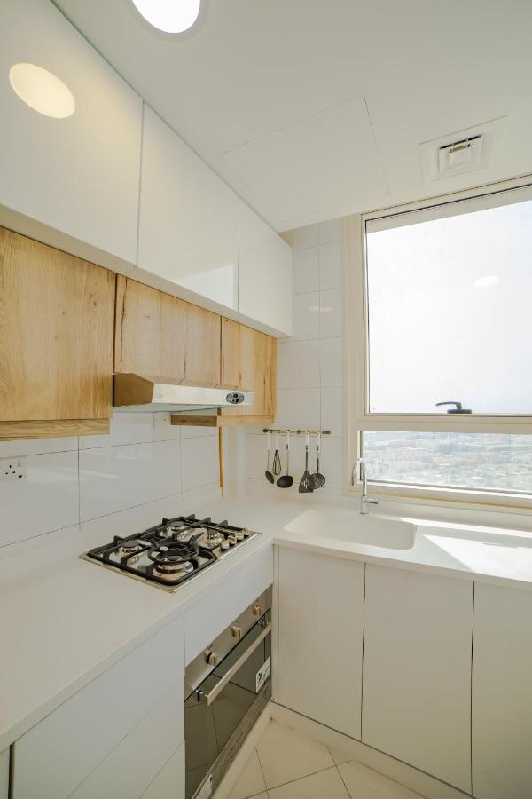 Platinum Coast Hotel Apartments Fujairah Eksteriør billede A modern kitchen