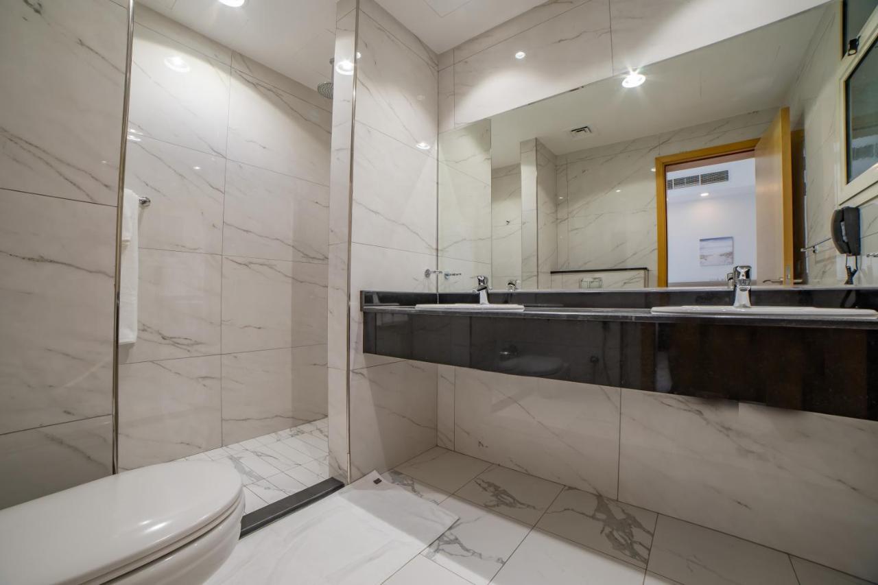 Platinum Coast Hotel Apartments Fujairah Eksteriør billede Bathroom