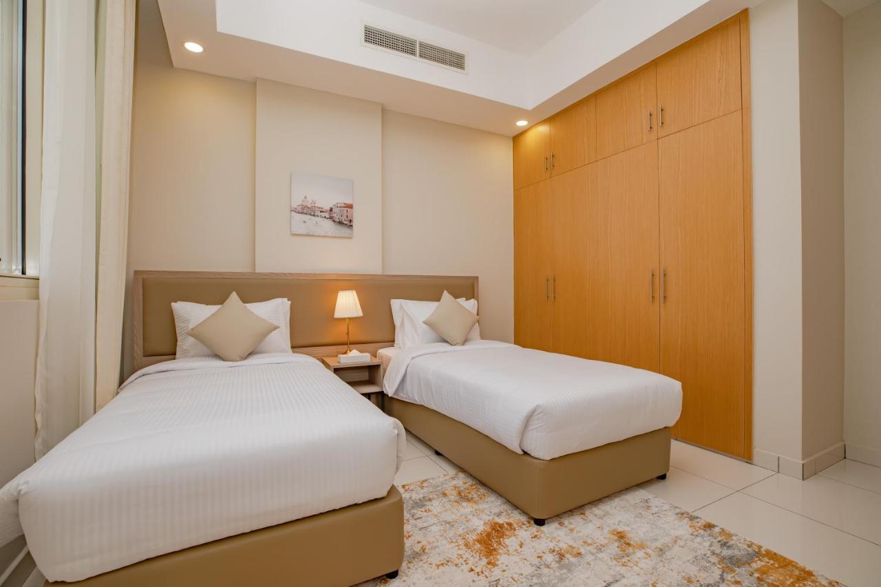 Platinum Coast Hotel Apartments Fujairah Eksteriør billede A bedroom with two single beds
