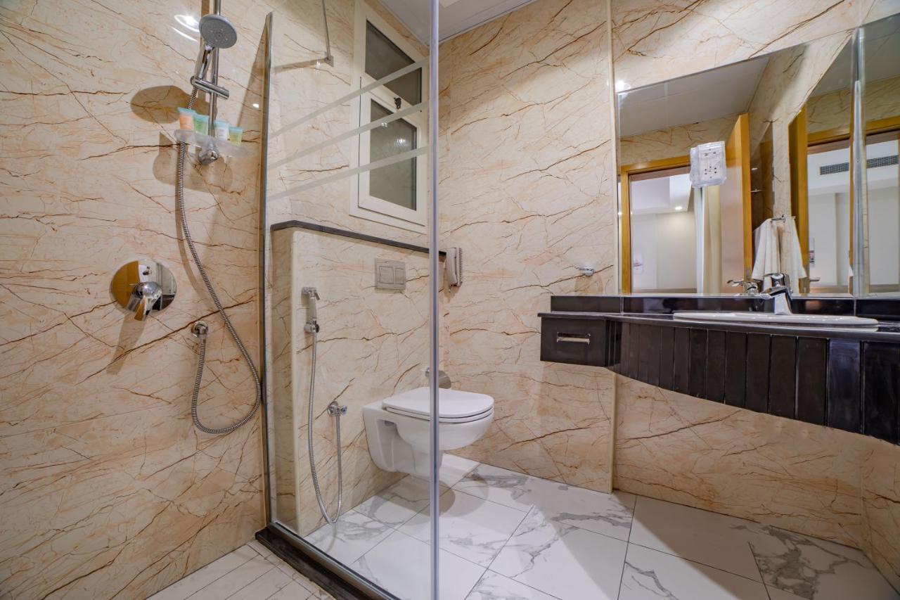 Platinum Coast Hotel Apartments Fujairah Eksteriør billede A shower enclosure