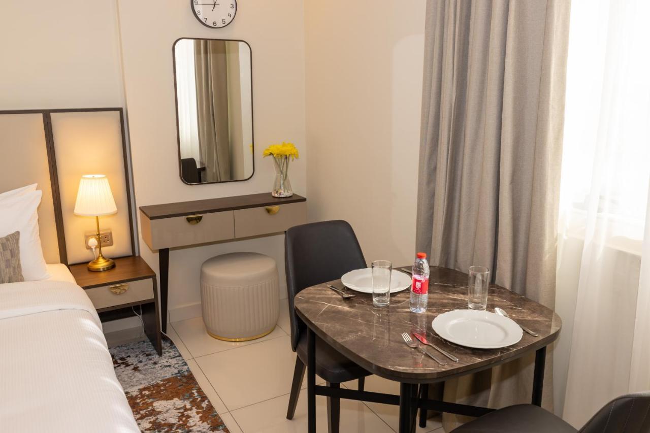 Platinum Coast Hotel Apartments Fujairah Eksteriør billede A room at the hotel