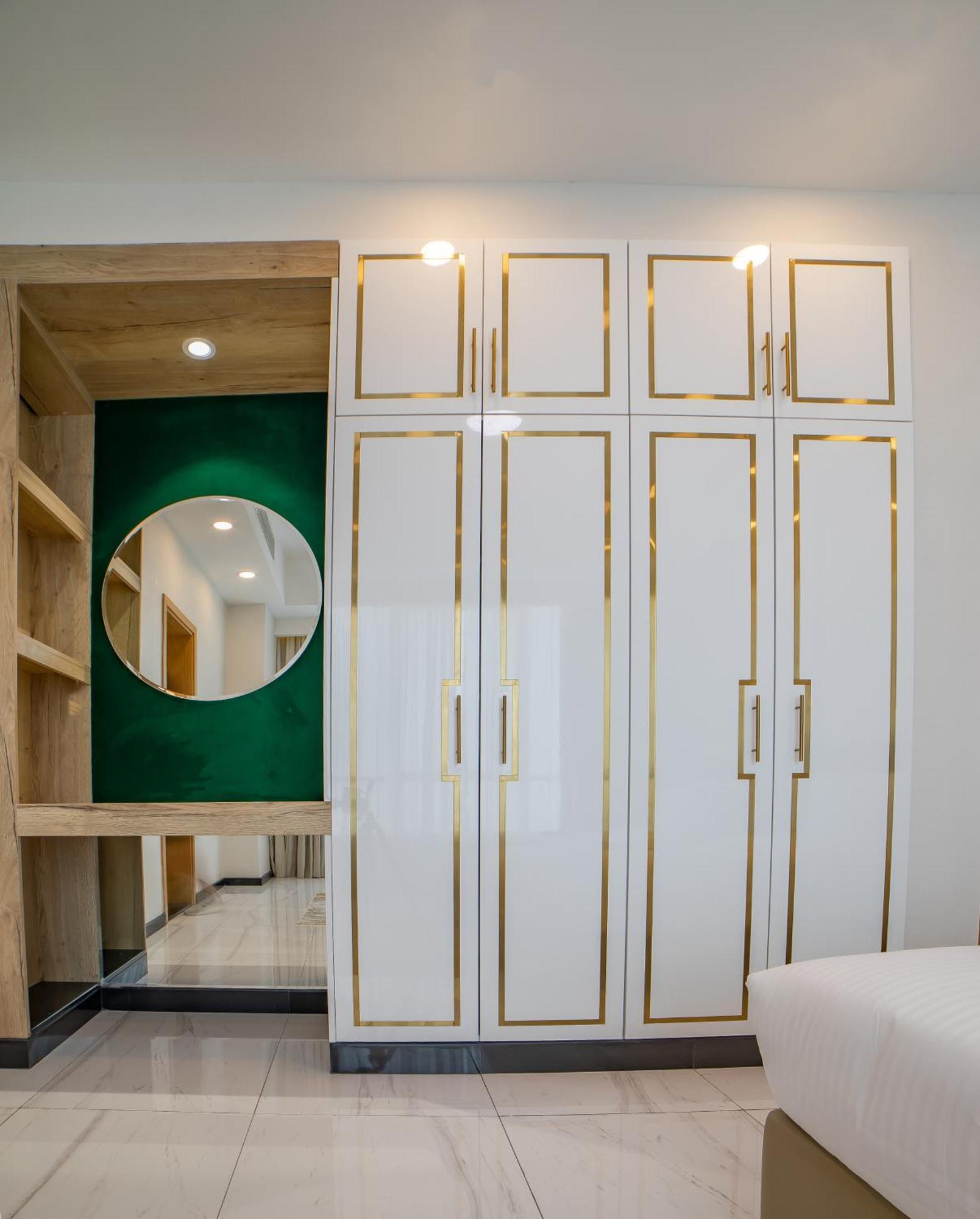 Platinum Coast Hotel Apartments Fujairah Værelse billede A wardrobe