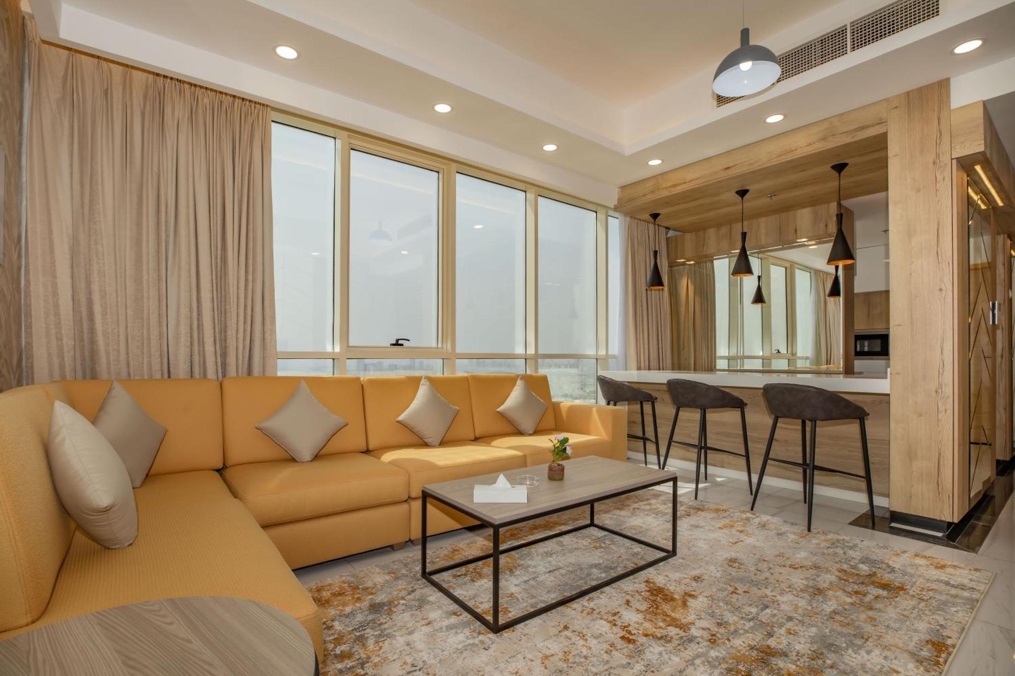 Platinum Coast Hotel Apartments Fujairah Værelse billede A living room in a suite at the hotel